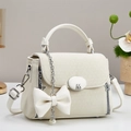 Sac à bandoulière beige avec grand nœud et large sangle dans un décor élégant - Blanc Cassé
