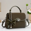 Détail du sac bandoulière vert olive avec texture tricot, perles et boucle en M - Vert Foncé