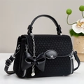 Détail du sac à main noir tressé avec nœud en cuir, logo M et pendentifs en perles - Noir