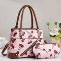 Dettaglio borsa rosa con stampa a ciliegie, finiture dorate e tracolle marroni - Rosa