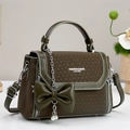 Detalle del bolso de cuero verde oscuro con colgante de lazo y cadena de perlas - Verde Oscuro