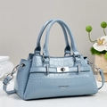 Sac à main bleu clair avec texture crocodile et boucle métallique argentée - Bleu