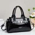 Elegante borsa a mano in vernice nera goffrata coccodrillo con chiusura e tracolla argento - Nero
