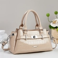 Borsa a mano minimalista beige con trama a coccodrillo, chiusura a scatto e tracolla in pelle - Cachi
