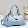 Hellblaue Handtasche in Krokodil-Optik mit Silberverschluss und Schultergurt - Blau