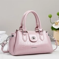 Sac à main rose en cuir verni à motif crocodile avec bandoulière et fermoir en argent - Rose