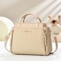 Elegante beige Handtasche aus Stroh und Leder mit Goldlogo und verstellbarem Gurt - Khaki