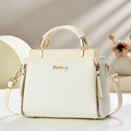 Sac à main blanc élégant avec texture tissée et logo en métal doré sur présentoir - Blanc Cassé