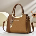 Sac à main marron en patchwork avec poignées et pendentif cœur sous lumière douce - Kaki foncé