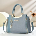 Sac à main élégant pour femme en similicuir bleu avec détails dorés et pendentif métal - Bleu