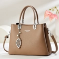 Elegante borsa a mano in pelle marrone con ciondolo a foglia e tracolla rimovibile - Cachi