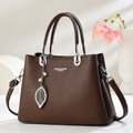 Sac à main marron en cuir avec bandoulière et pendentif feuille en métal et perle - Café
