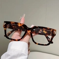 Detail der quadratischen Brille mit Schildpatt-Muster und goldenen Metallakzenten - Schildpatt-Rahmen Klare Linsen