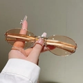 Détail de lunettes de soleil ovales vintage avec branches dorées dauphin et verres ambre - Monture Dorée Verres Champagne