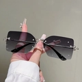 Detalle de gafas de sol cuadradas sin montura con lentes degradadas y bisagras de bola doradas - Degradado Gris Marco Plateado Corte Geométrico