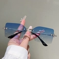 Detalle de gafas de sol sin montura degradadas con cristal de corazón y patillas plateadas - Degradado Azul Marco Plateado Con Diamantes de Corazón