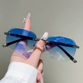 Détail de lunettes de soleil sans monture bleu dégradé avec strass et branches en métal - Bleu Dégradé