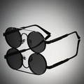Gros plan détaillé sur la monture métallique à double pont des lunettes de soleil punk - Monture Noire Verres Noir Gris