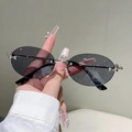Dettaglio occhiali da sole ovali senza montatura con strass a cuore e perle argento - Lenti Grigio Chiaro (Montatura Argento)