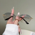 Détail de lunettes de soleil ovales sans monture avec branches dorées et décor de strass - Verres Bleu Thé (Monture Dorée)