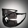 Detailansicht der Sport-Sonnenbrille mit Doppellinsenstruktur und mattschwarzem Rahmen - Schwarzer Rahmen / Schwarze Gläser