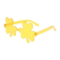 Primer plano de gafas de sol trébol amarillo translúcido para fiestas en plástico - Amarillo Visión Nocturna