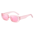 Dettaglio di occhiali da sole rettangolari rosa trasparenti con montatura in plastica - Montatura rosa trasparente lenti rosa