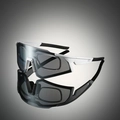 Detail einer übergroßen Sport-Sonnenbrille mit schwarz-weißem Rahmen und RX-Einsatz - Weißer Rahmen Silber Spiegel Schwarz Bügel