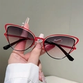 Schicke rote Cat-Eye Sonnenbrille mit Cut-out-Rahmen und grauen Verlaufsgläsern - Roter und Schwarzer Rahmen Mit Graurosa Gläsern