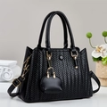 Borsa a mano alla moda in ecopelle nera con trama a spina di pesce e dettagli dorati - Nero