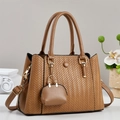 Elegante braune Tragetasche mit Webmuster, Schultergurt und Mini-Beutel-Anhänger - Khaki
