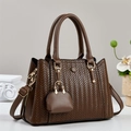 Dunkelbraune Damen Handtasche mit V-Webmuster und abnehmbarem Schultergurt Design - Braun