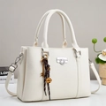 Borsa a mano minimalista in pelle bianca con chiusura argento e ciondoli vintage chic - Bianco Sporco