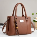 Borsa a mano in pelle marrone con fibbia argentata e nappine vintage per donna chic - Giallo Terra