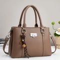 Borsa tote in pelle marrone con fibbia argentata e ciondolo decorativo di alta qualità - Marrone