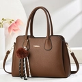 Sac cabas marron grainé avec barre dorée et pompon décoratif à rayures - Café