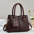 Sac fourre-tout tissé marron avec bandoulière réglable et mini charme sur socle - café