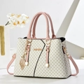 Grote crossbody handtas met DH-monogrampatroon en florale accent bedeltjes - Roze en Wit
