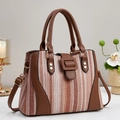 Borsa tote marrone intrecciata con finiture in pelle e fibbia dorata su tavola bianca - Rosa