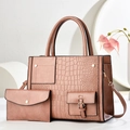 Set borsa a mano rosa cipria motivo coccodrillo con portafoglio coordinato e dettagli oro - Rosa