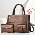 Detail der dunkelbraunen Kroko-Struktur-Einkaufstasche mit Clutch-Set für Damen - Kaffeebraun