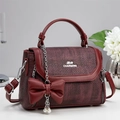 Elegante bolso de mano tejido rojo vino con logo MR CHARMING y cadena de perlas - Rojo