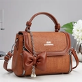 Bolso tote de tela marrón con lazo de cuero y colgante de perlas en soporte blanco - Amarillo Tierra