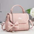 Sac à main rose tissé en cuir avec grand nœud, chaîne perle et lettrage MR CHARMING - Rose