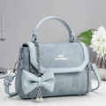 Détail du sac cabas bleu-gris avec logo MR CHARMING et breloque décorative en perles - Bleu