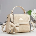 Détail du sac à main en paille beige avec gros nœud, chaîne de perles et étoile - Khaki