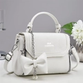 Detalle de bolso blanco con logo MR CHARMING, cadena de perlas y cremallera estrella - Blanco