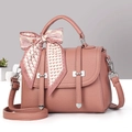 Détail du sac à main en cuir rose avec foulard décoratif et boucle en métal argenté - Rose Poudré