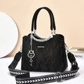 Elegante borsa a mano in pelle goffrata nera con pendente a cuore e tracolla intrecciata - 25.5x20x11cm / Nero