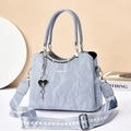 Borsa a mano azzurra vintage con texture pieghettata, tracolla larga e ciondolo cuore - 25.5x20x11cm / Blu